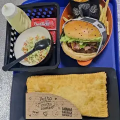 Pastel e hambúrguer servidos na bandeja